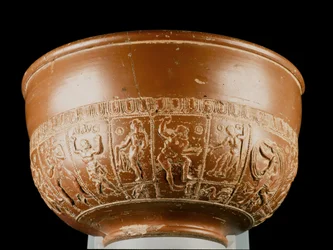 Skål, der forestiller Neptun, Jupiter og en satyr, fra Inveresk, Midlothian (lertøj)